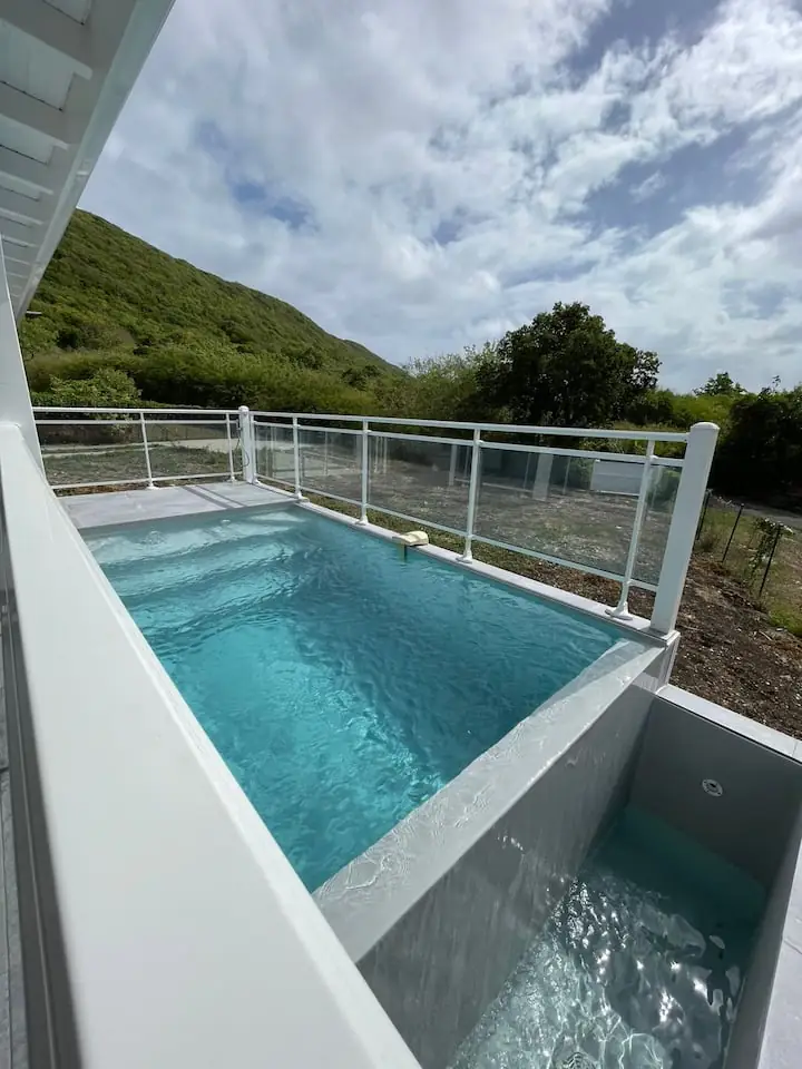 Piscine et bain extérieur de la Villa Bel’ Horizon