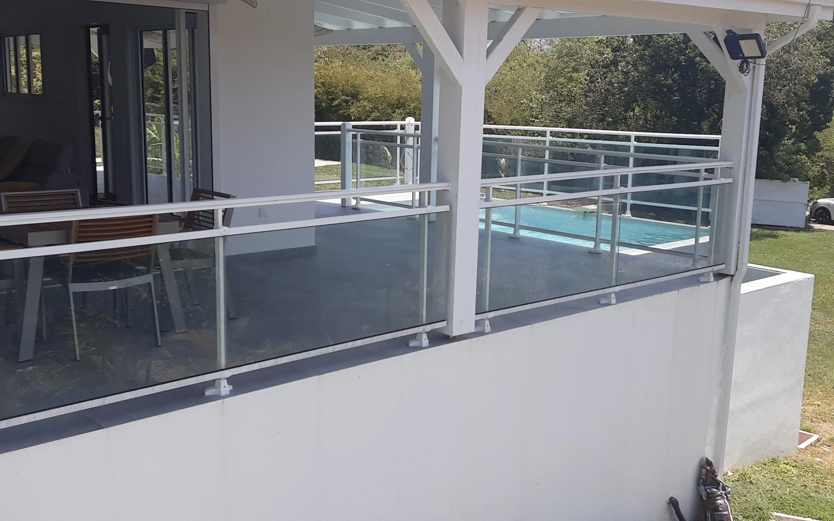 Patio et piscine de la Villa Bel’ Horizon
