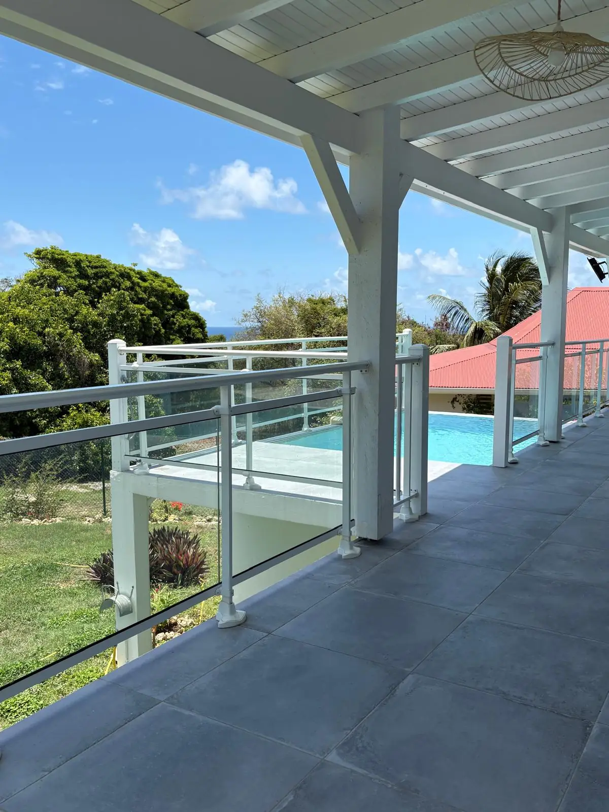Terrasse couverte et piscine de la Villa Bel’ Horizon