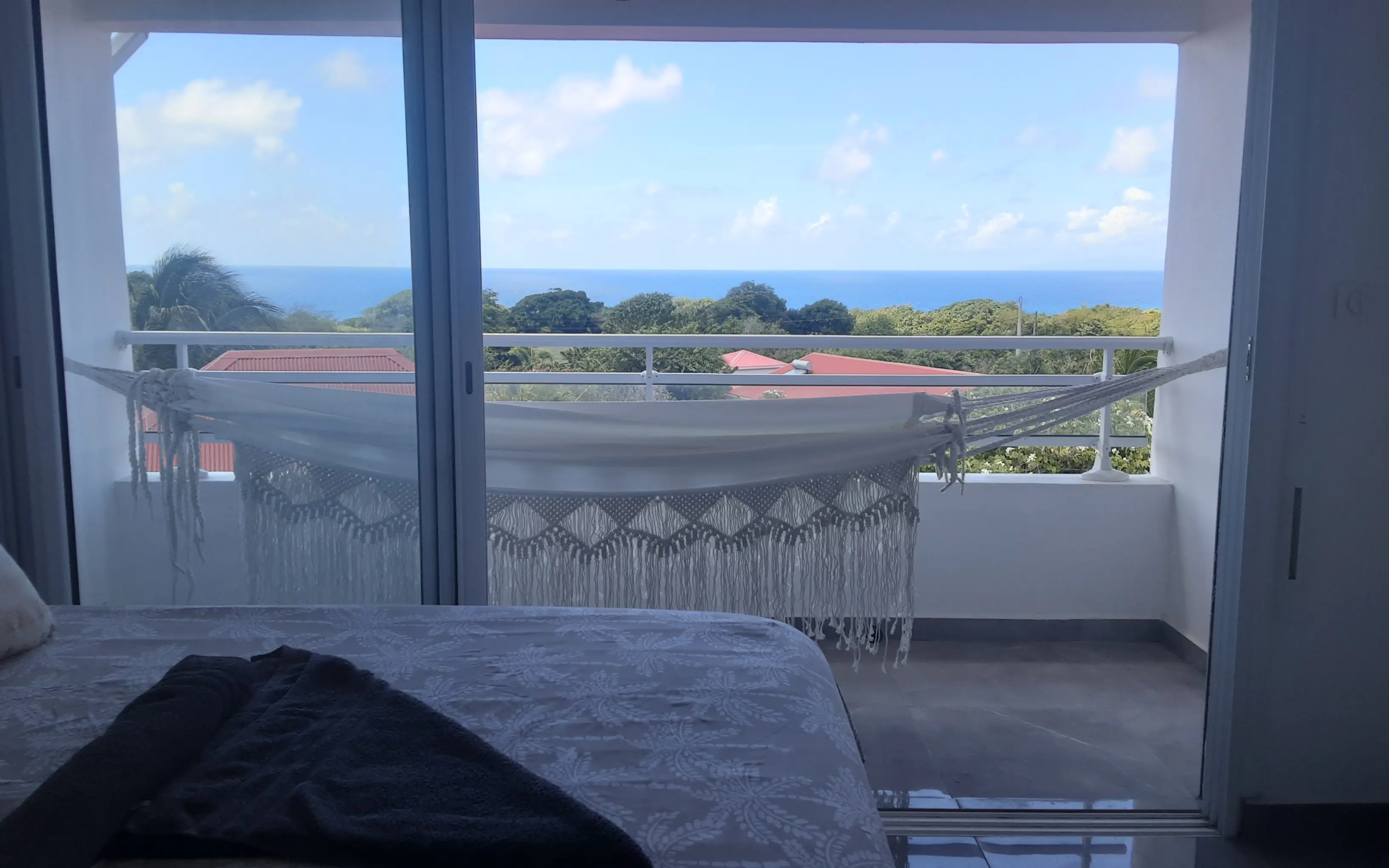 Chambre avec hamac et vue sur la mer de la Villa Bel’ Horizon