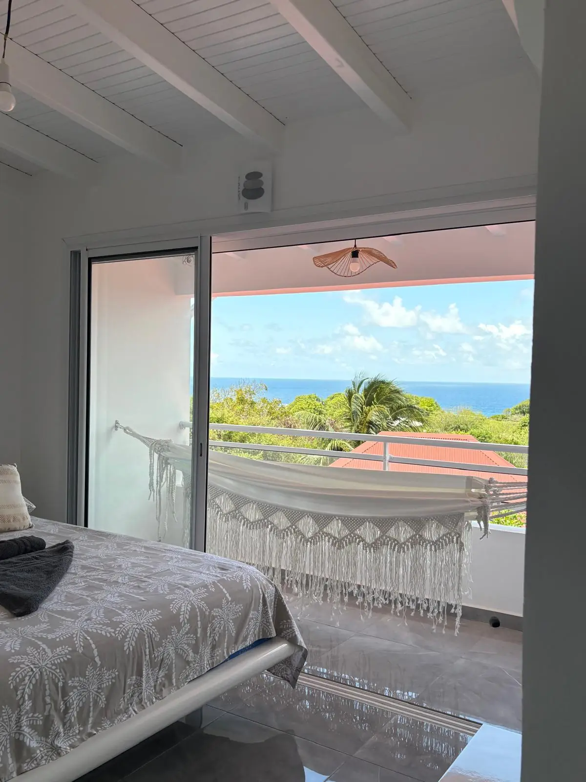 Chambre et hamac avec vue sur la mer de la Villa Bel’ Horizon