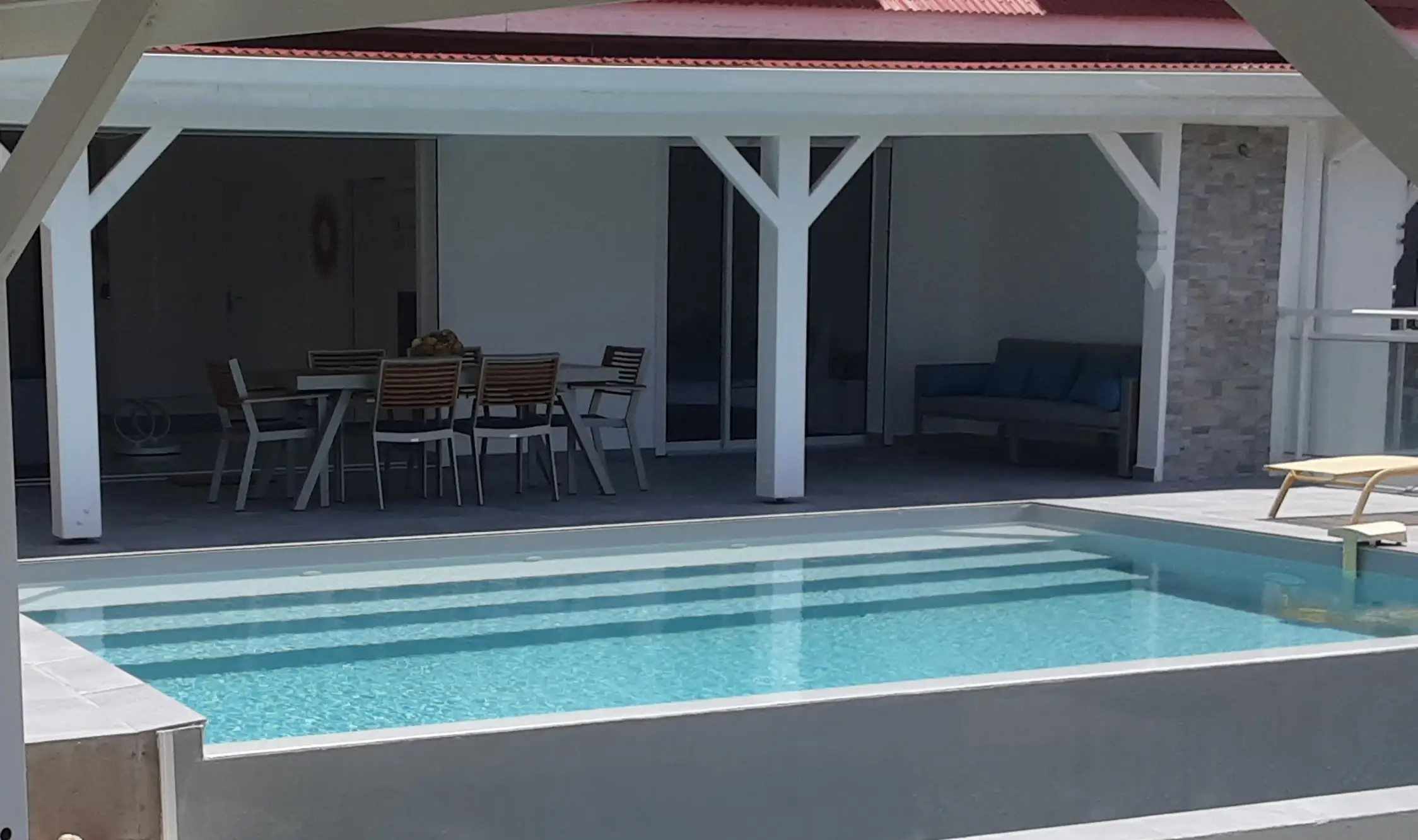 Deuxième vue de la piscine de la Villa Outaouais
