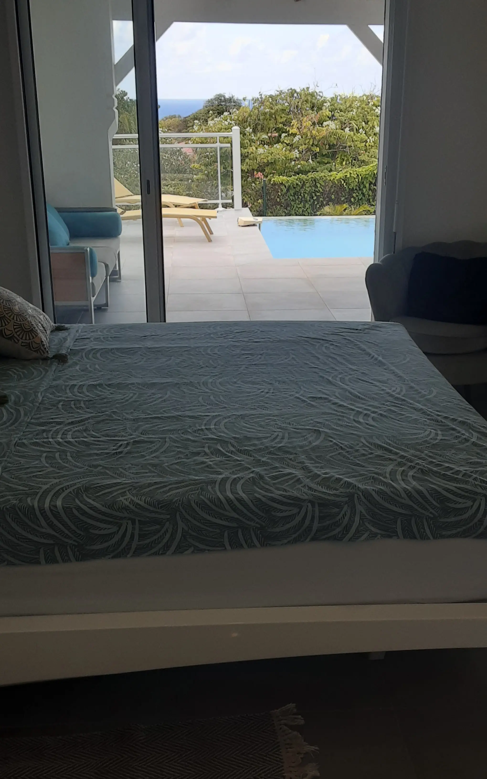 Chambre avec vue sur la piscine de la Villa Outaouais