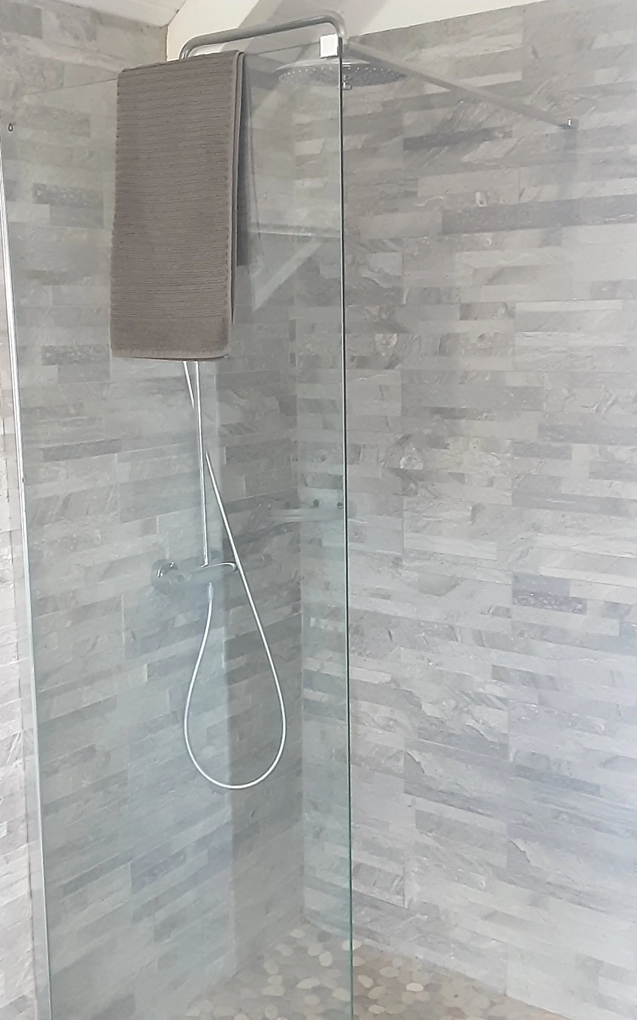 Douche des salles de bain de la Villa Outaouais