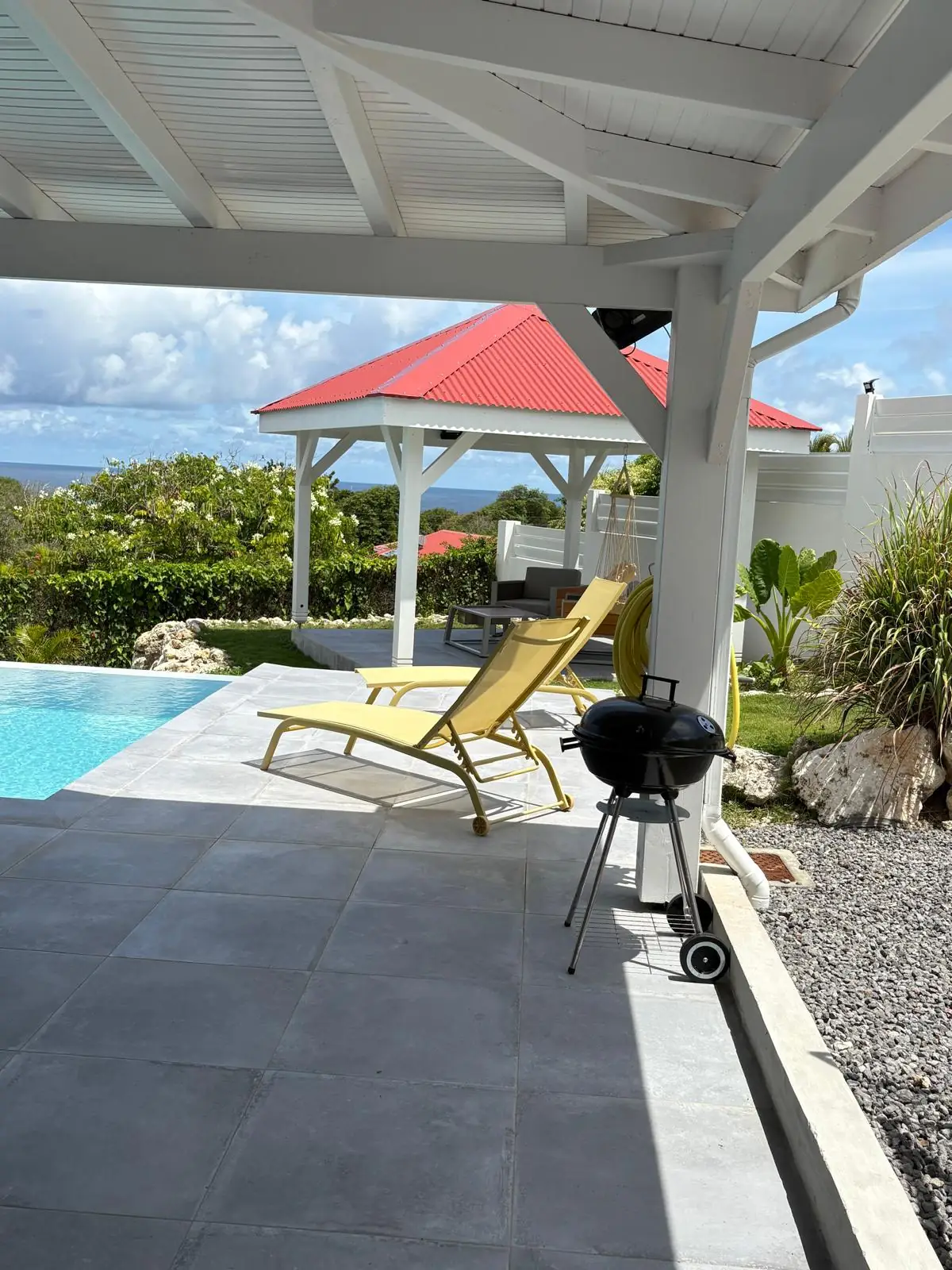 Patio avec vue sur la piscine de la Villa Outaouais