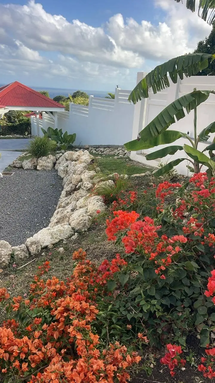 Jardin fleuri de la Villa Outaouais